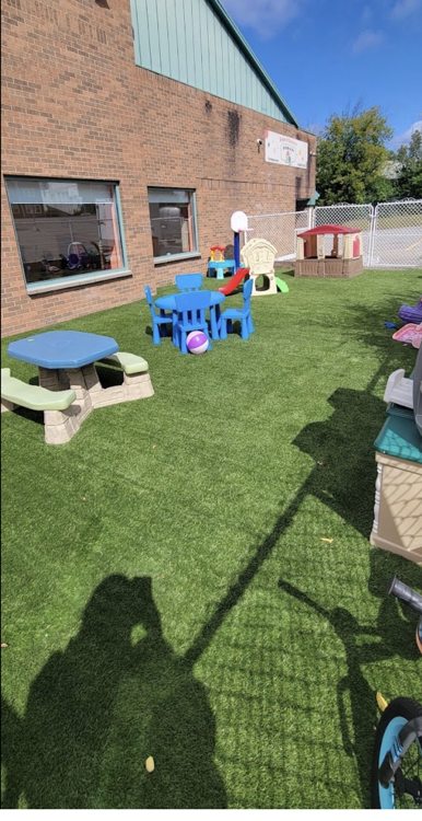 Notre cour extérieure / Our outdoor play area